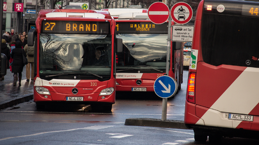 Mehrere Busse am Elisenbrunnen in der Innenstadt von Aachen