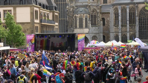 Bühnenshow auf dem Katschhof mit vielen Regenbogenflaggen