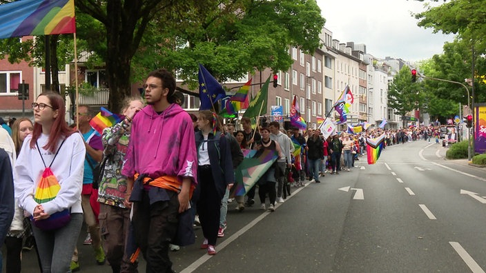 Eine Christopher Street Day Demonstration durch die Stadt