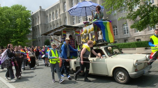 Einer der Partywagen, die während der Demo mitfahren und Musik spielen
