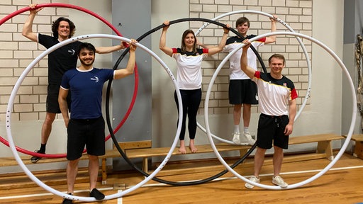 Turner mit ihrem Cyr Wheel Rad