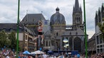 Leichtathletin im Sprung vor dem Dom