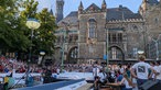 Leichtathletin im Sprung vor dem Dom