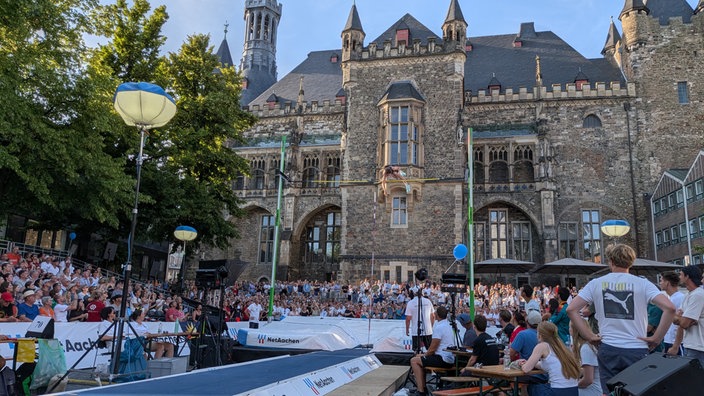 Leichtathletin im Sprung vor dem Dom