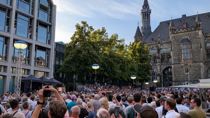 Der Katschhof in Aachen ist voll