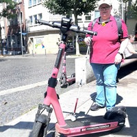 Die Sehbehinderte Kerstin Stettner beklagt sich über schlecht geparkte E-Scooter.
