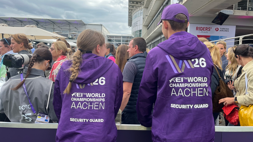 Freiwillige hinter einer Bande bei der Reit WM in Aachen.