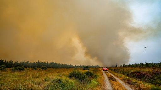 Die belgische Feuerwehr bekämpft den Brand im Hohen Venn