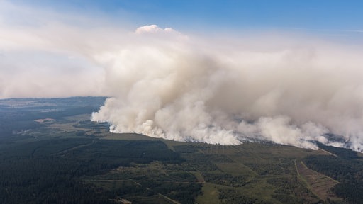 Die belgische Feuerwehr bekämpft den Brand im Hohen Venn
