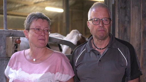 Die Landwirte Dieter und Anja Esser im Kuhstall