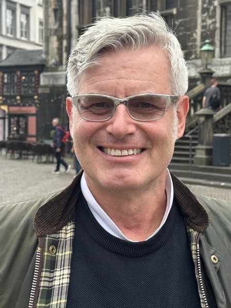 André Freese steht auf dem Aachener Marktplatz.