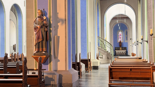 Eine Jakobusstatue steht an einer Säule in der Kirche