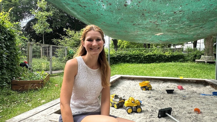 Jennifer Michels am Rand des Sandkastens der Kita Königsberg
