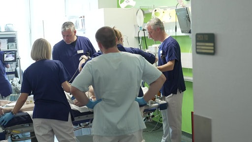 Krankehauspersonal behandelt einen Patienten in der Notaufnahme
