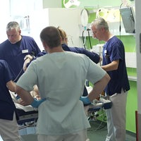 Krankehauspersonal behandelt einen Patienten in der Notaufnahme