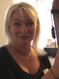 Ivonne Schmidt sitzt mir ihrer Harfe in einem Zimmer im Hospiz Haus Hörn.