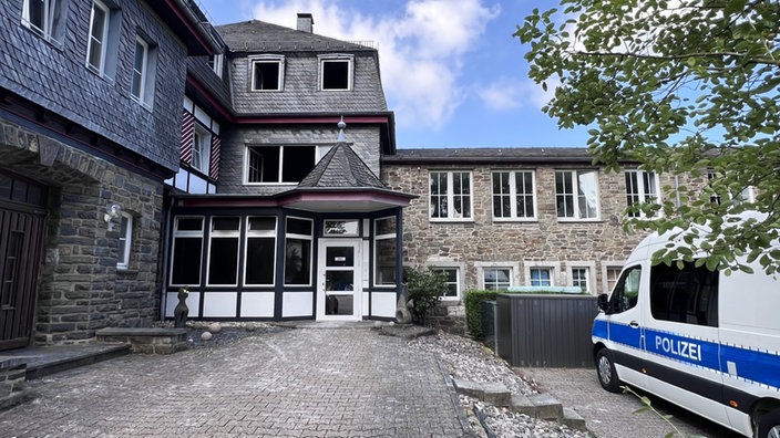 Das Josefshaus in Monschau von außen, rechts daneben parkt ein Polizeiwagen