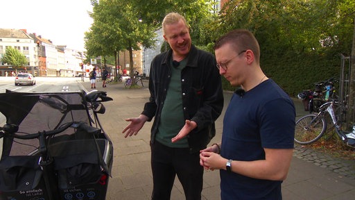 Pablo Plum von der Stadt Aachen und WDR-Reporter Maximilian Jungbluth
