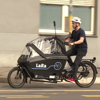 WDR-Reporter Maximilian Jungbluth auf einem Lastenrad.