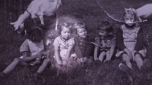 Zu sehen ist die junge Silvia Johnen mit etwa vier Jahren sowie weitere Kinder.