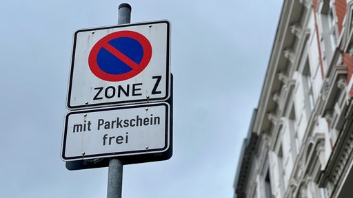Ein Verkehrsschild mit Parkverbot, mit Parkschein frei