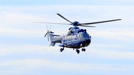 Ein blauer Polizeihubschrauber in der Luft