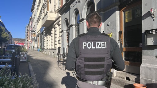 Polizist bei Drogenrazzia 