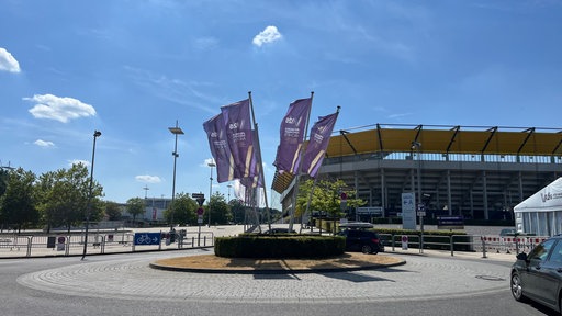 Auf der Soers in Aachen wehen die Fahnen zur Reit-WM 2026 in der Luft.