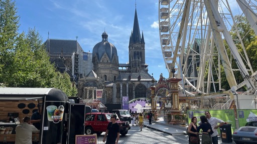 Auf dem Aachener Katschhof stehen ein Riesenrad und Buden.