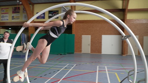 Maria Kaas beim Training im Rhönrad