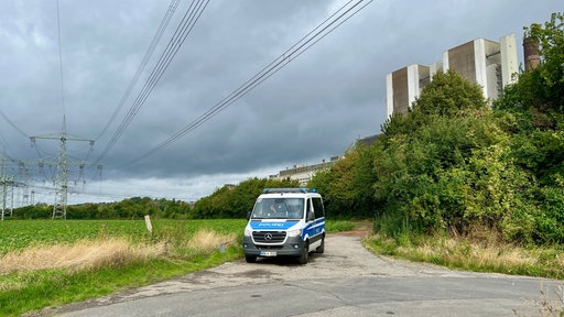Ein Polizeiwagen steht nach einem Sabotageverdacht vor dem Umspannwerk Weisweiler.