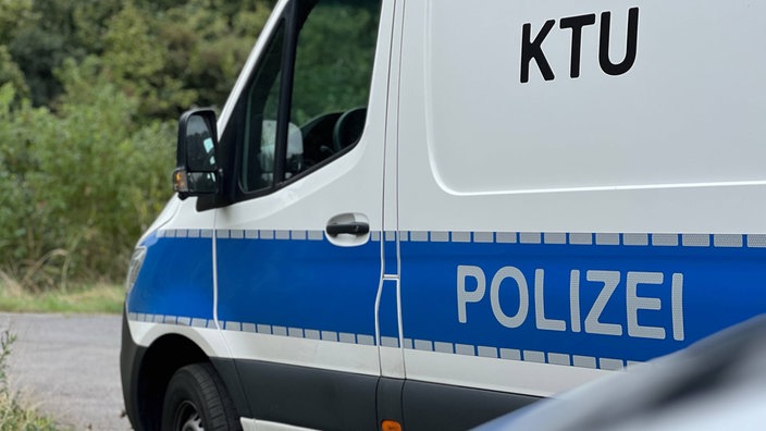Ein Polizeiwagen steht nach einem Sabotageverdacht vor dem Umspannwerk Weisweiler.