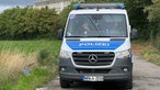 Polizeikräfte sitzen in einem Polizweiwagen nach einem Sabotageverdacht vor dem Umspannwerk Weisweiler.