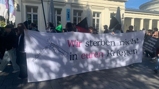 Ein Banner beim Schulstreik in Aachen mit der Aufschrit: "Wir sterben nicht in euren Kriegen"