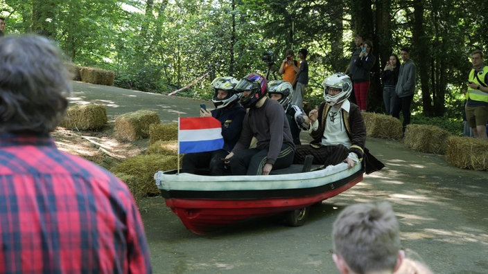 Teilnehmer iin einem Boot beim Seifenkistenrennen in Aachen
