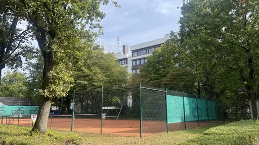 Ein Tennisplatz von außen