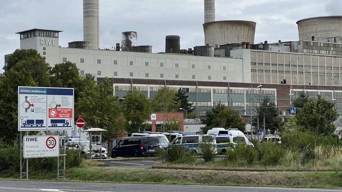Polizeiautos stehen auf einem Parkplatz am Umspannwerk in Weisweiler.