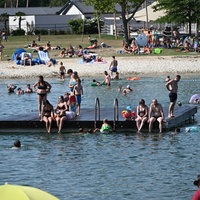 Schwimmplattform vor dem Strand