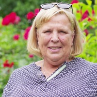 Simone Borsten steht in einem Garten.