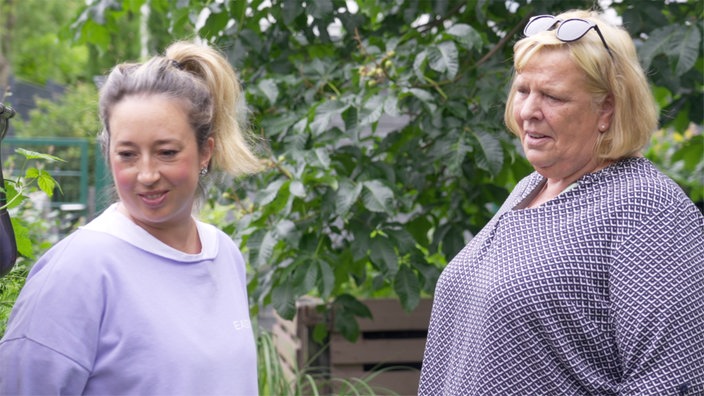 Simone Borsten steht zusammen mit Stalking-Opfer Tinka im Garten.