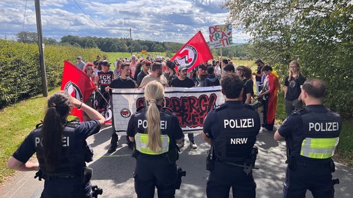 Die Antifa steht mit Plakaten vor der Polizei