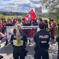 Die Antifa steht mit Plakaten vor der Polizei