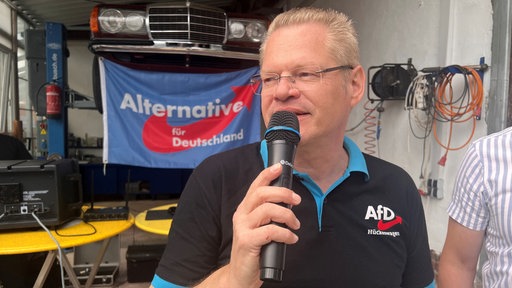 Mann mit Mikrofon