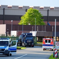 In der Zufahrt des Brennelemente-Zwischenlager sind Polizei und ein Rettungswagen zu sehen