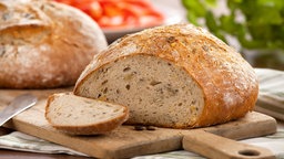Angeschnittenes Brot auf Schneidebrett