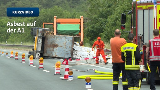 Ein mit Asbest beladener Lkw liegt seitlich auf der A1 bei Nettersheim