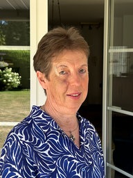 Annette Sunderhaus steht auf der Terrasse ihres Gartens.