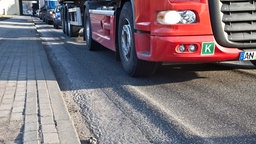 Schwerlastverkehr hinterlässt Spurrillen in der Fahrbahndecke