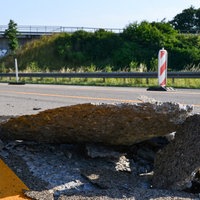 Die Fahrbahndecke einer Autobahn ist aufgebrochen