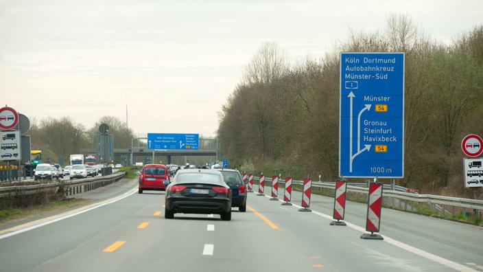 Autos fahren durch Baustelle auf der Autobahn A1 Richtung Köln